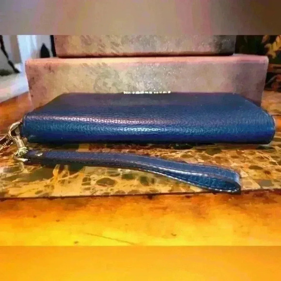 Michael Kors leather zip around wallet - Picture 5 of 7